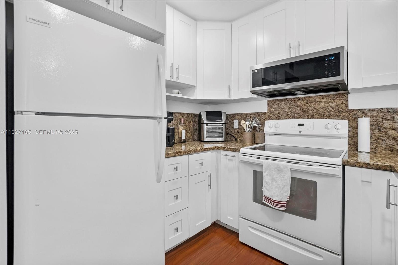 LA CANADIENNE CONDO - Residential Lease