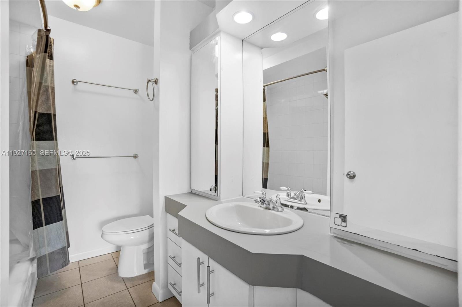 LA CANADIENNE CONDO - Residential Lease