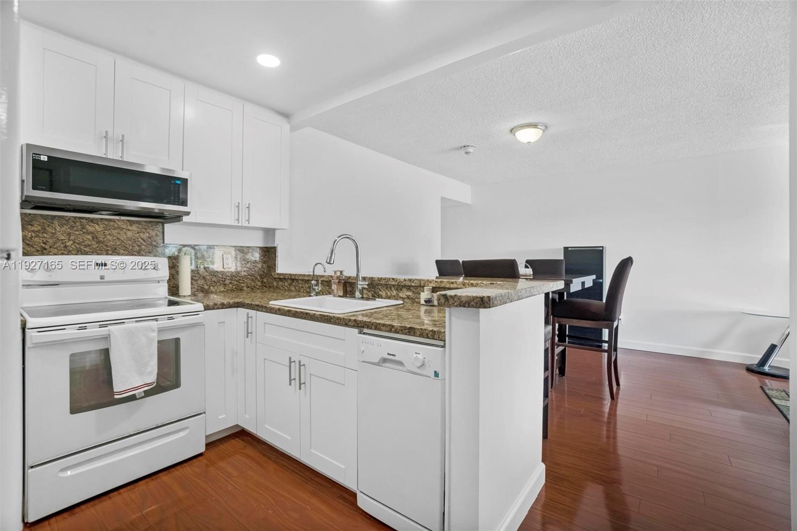 LA CANADIENNE CONDO - Residential Lease