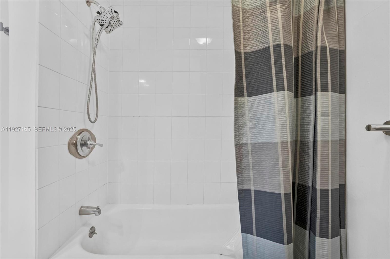 LA CANADIENNE CONDO - Residential Lease