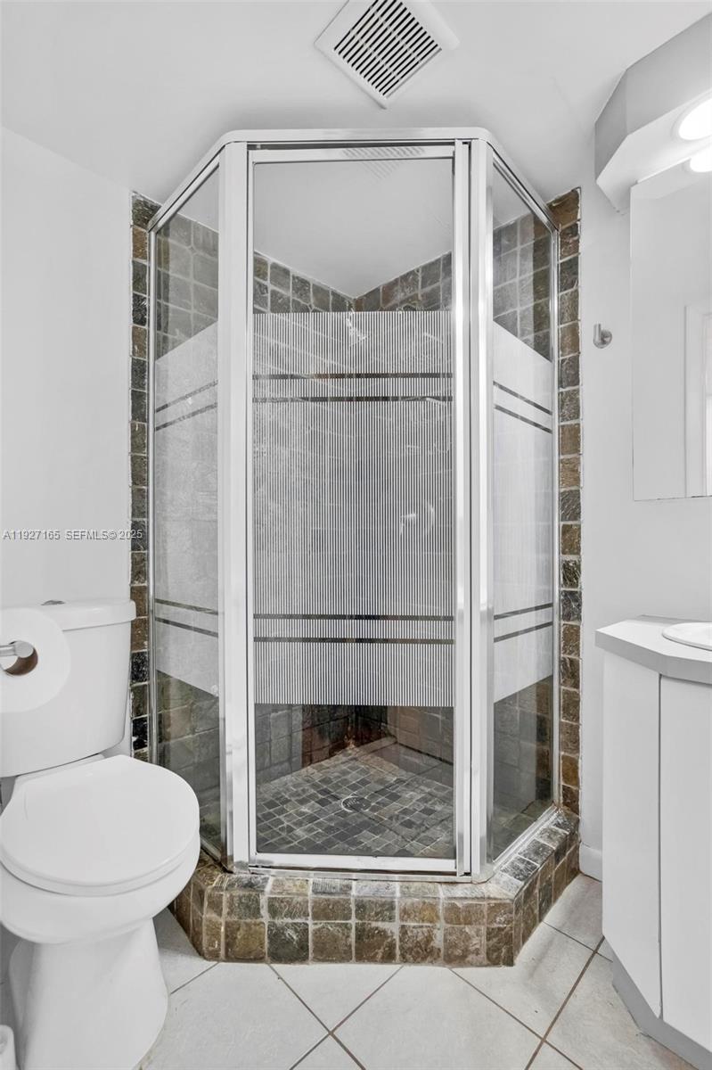 LA CANADIENNE CONDO - Residential Lease