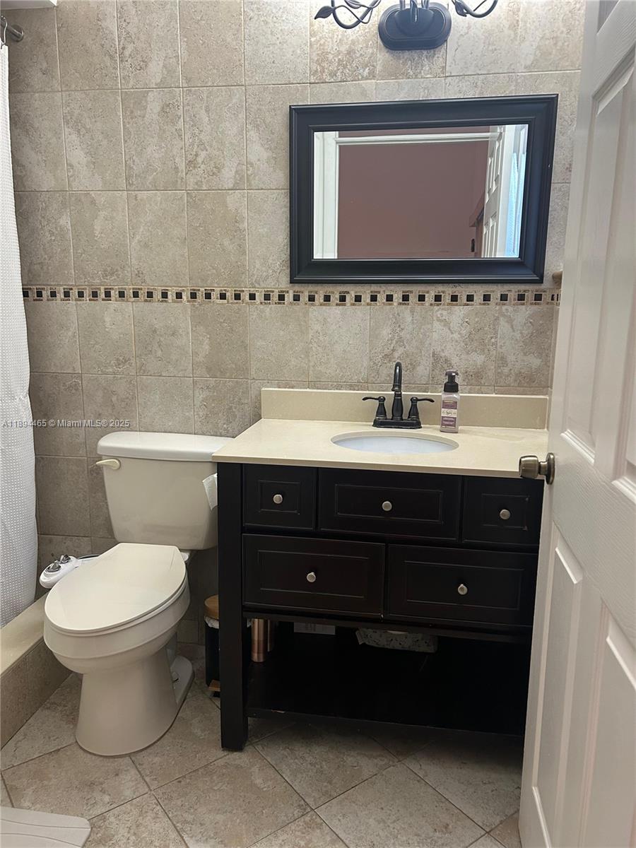 HAMPTON LAKES - Residential Lease