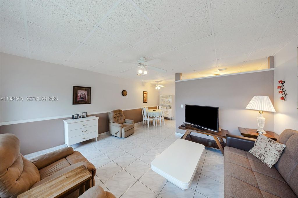 Photo of 815 SW 10th Ter #6V, Hallandale Beach, FL 33009 (MLS # A11951360)