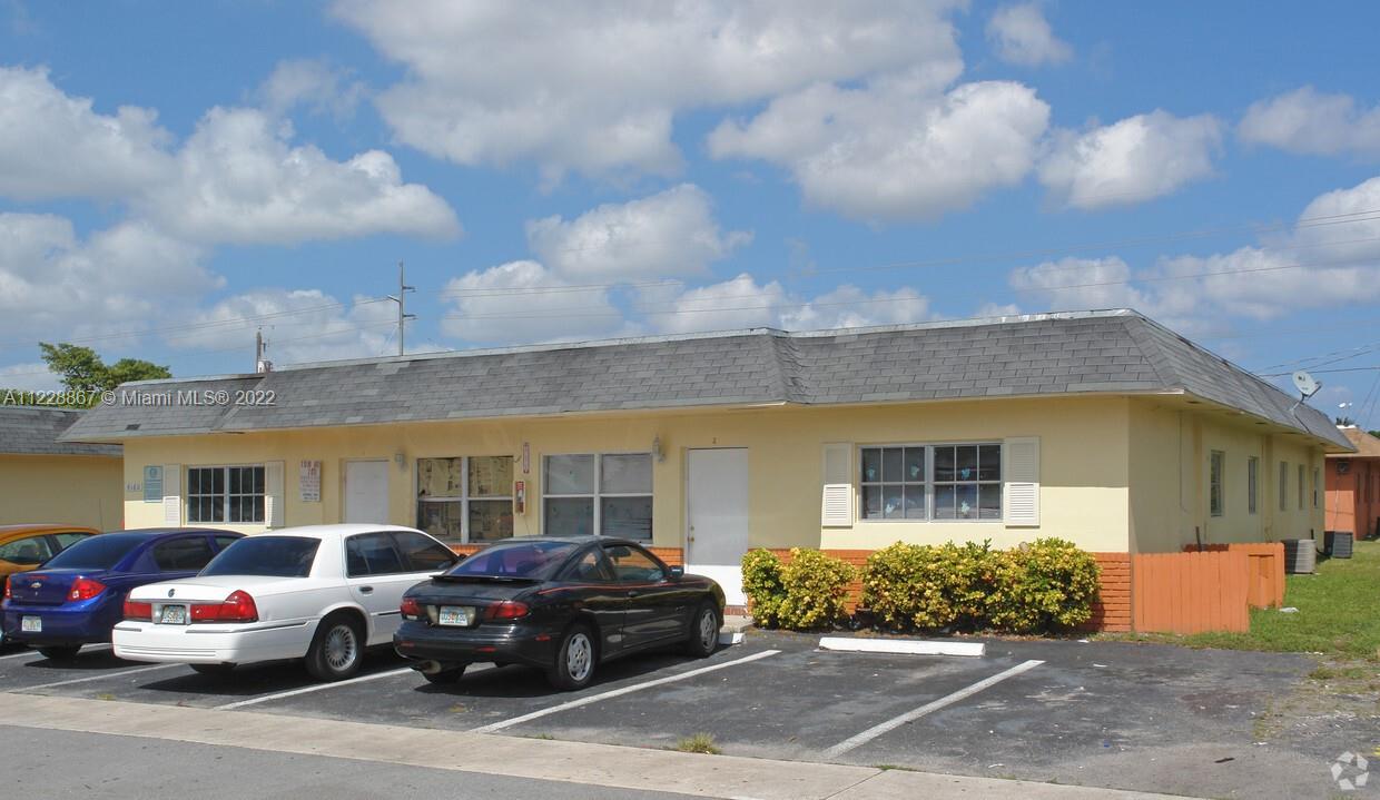 A CHARMING STUDIO WITH FULL BATHROOM & KITCHEN. CENTRALLY LOCATED. MUST SEE!