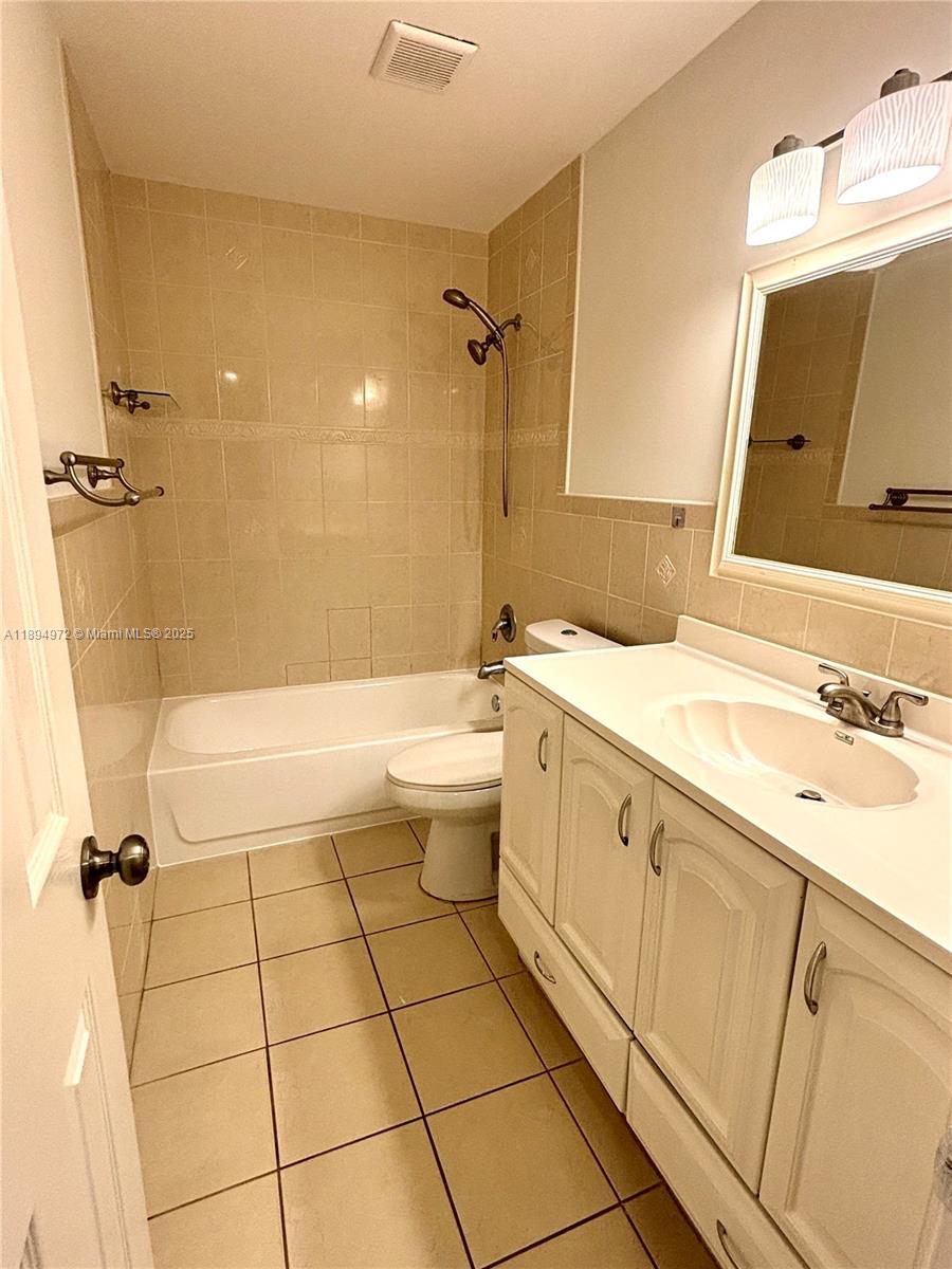 BLUE LAKE TOWNHOUSES COND - Residential Lease