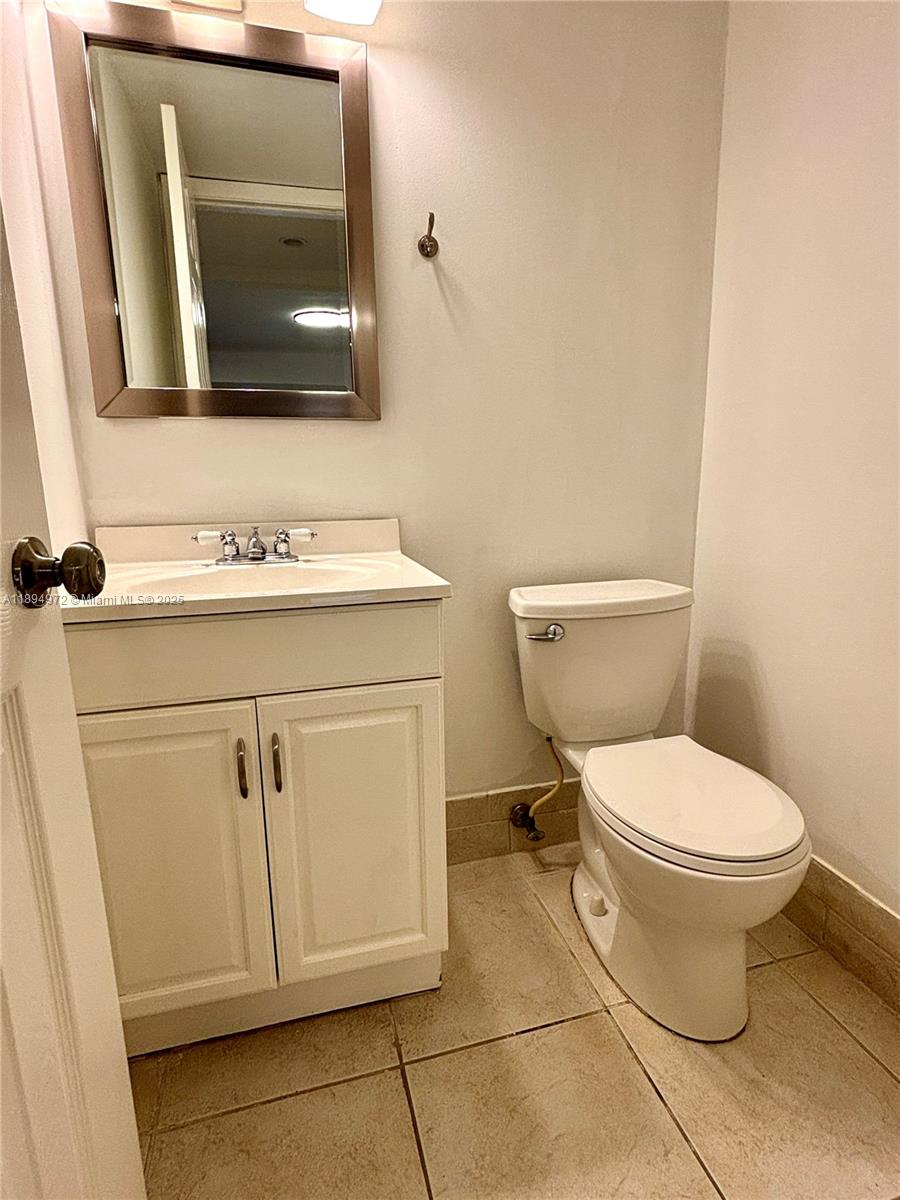 BLUE LAKE TOWNHOUSES COND - Residential Lease