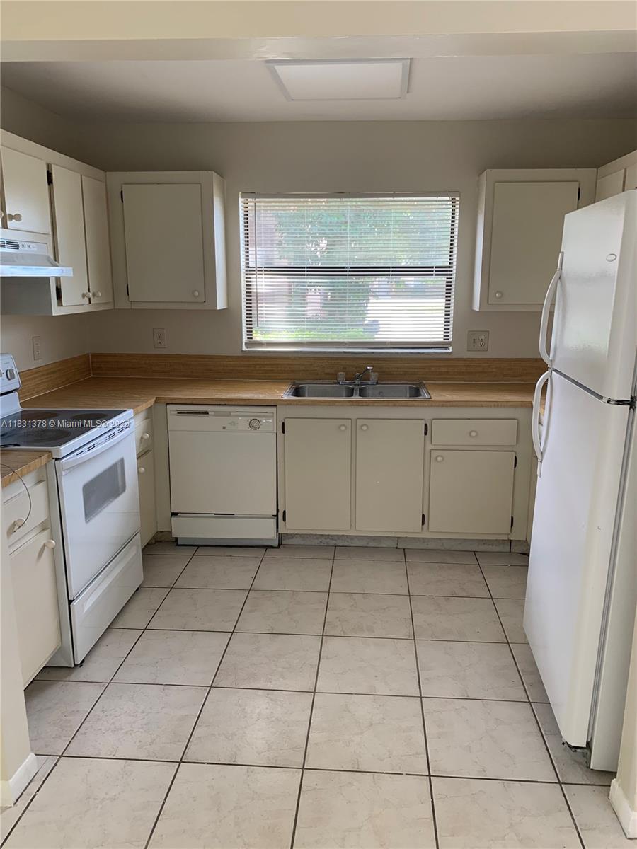 SOUTH SHORE 4 OF WELLINGT - Residential Lease