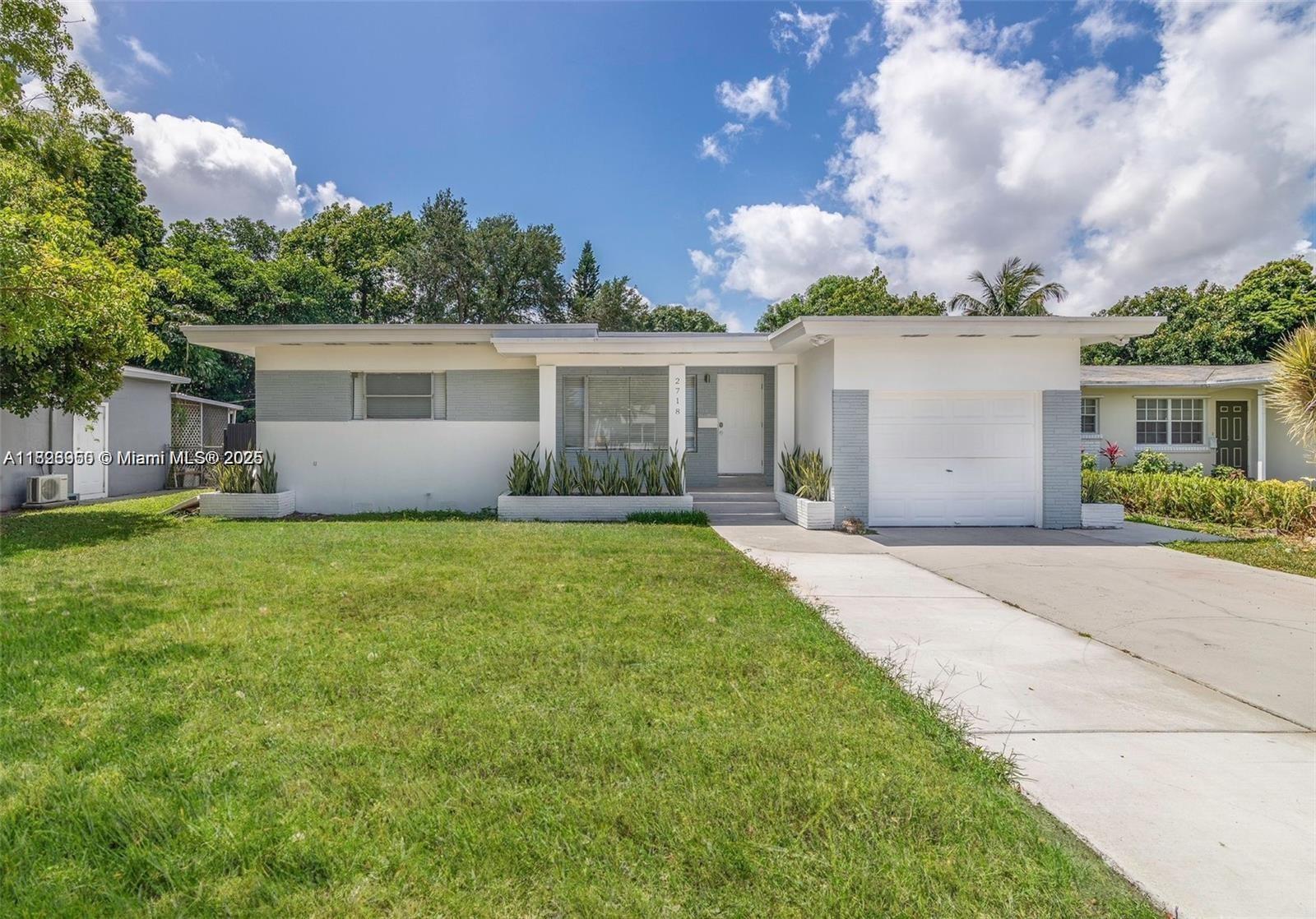 HOLLYWOOD LITTLE RANCHES - Residential