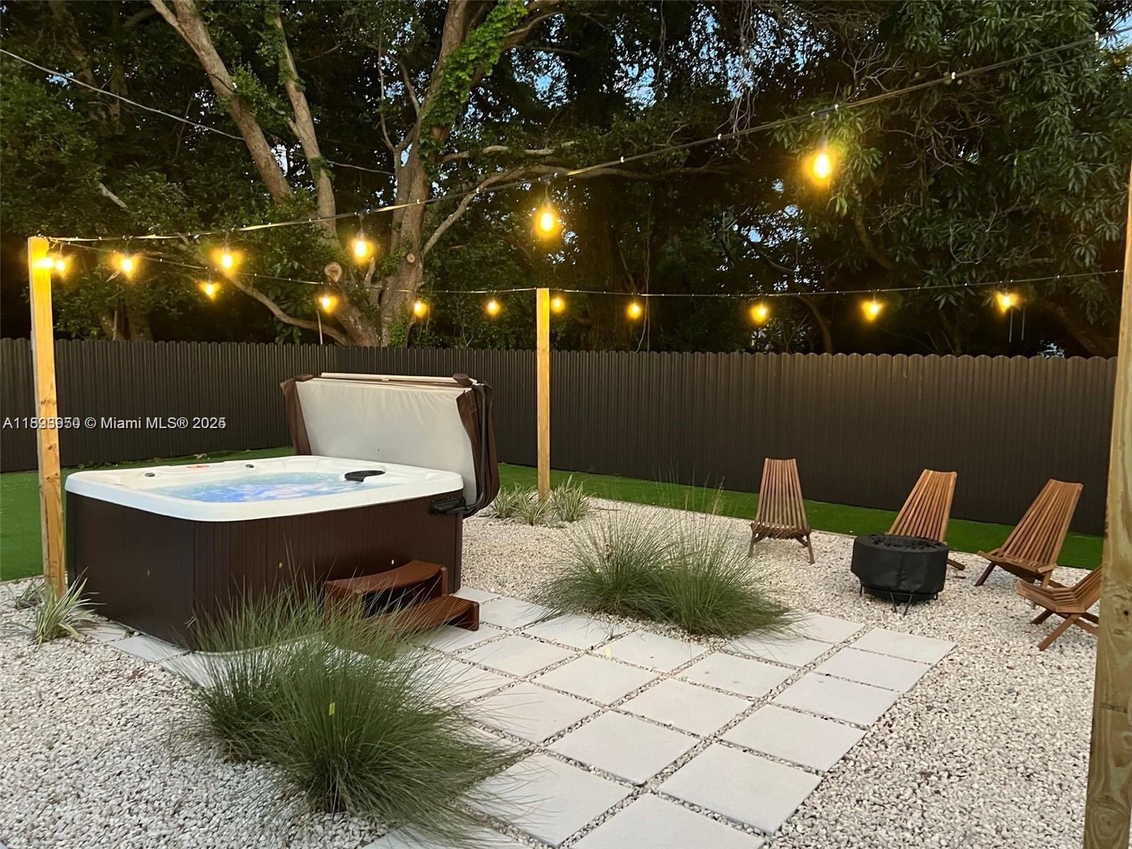HOLLYWOOD LITTLE RANCHES - Residential