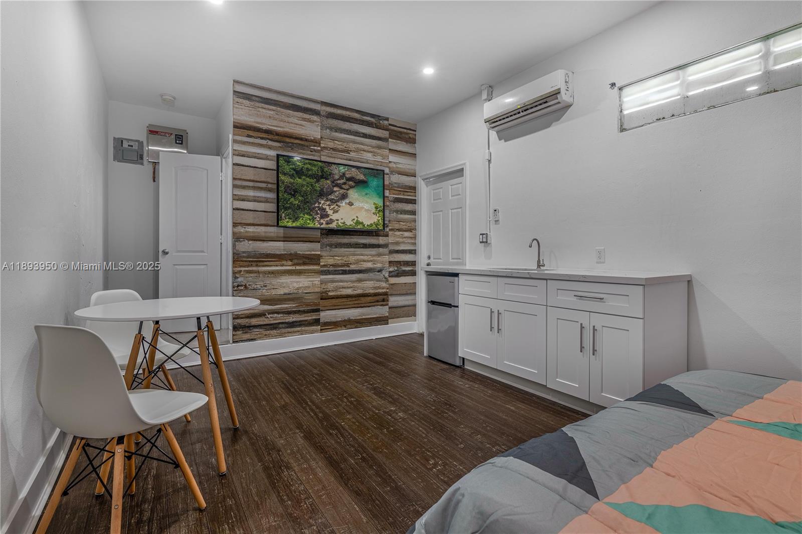 HOLLYWOOD LITTLE RANCHES - Residential