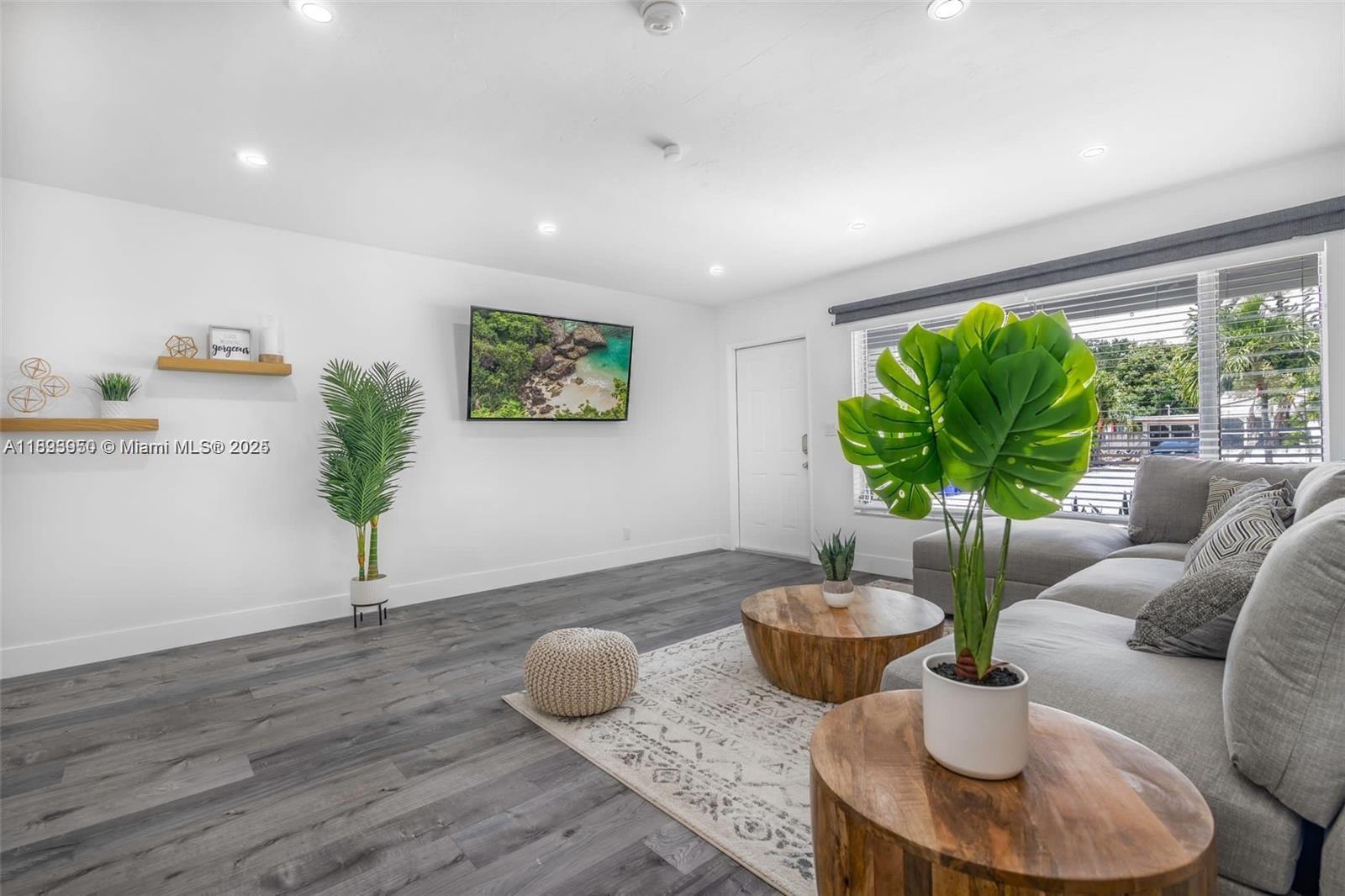 HOLLYWOOD LITTLE RANCHES - Residential