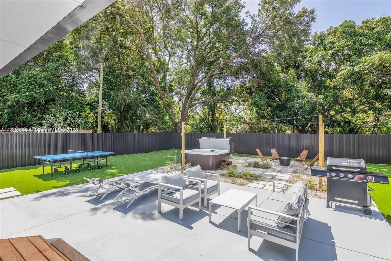 HOLLYWOOD LITTLE RANCHES - Residential