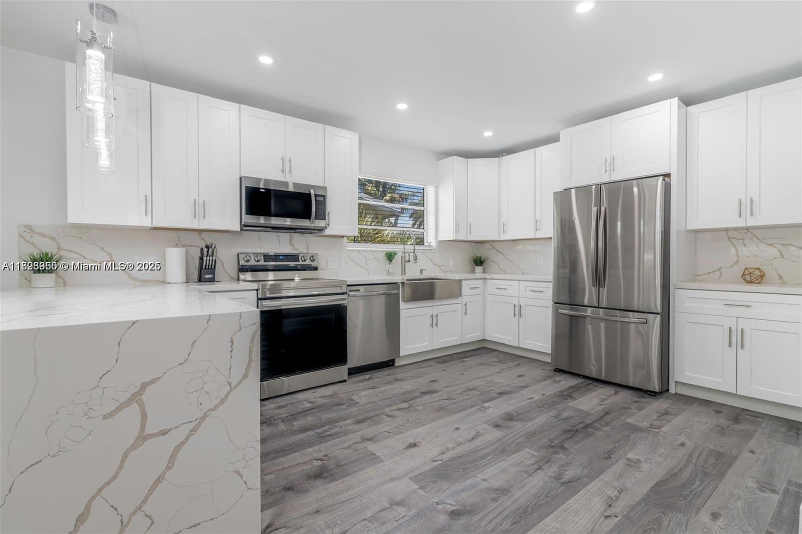 HOLLYWOOD LITTLE RANCHES - Residential