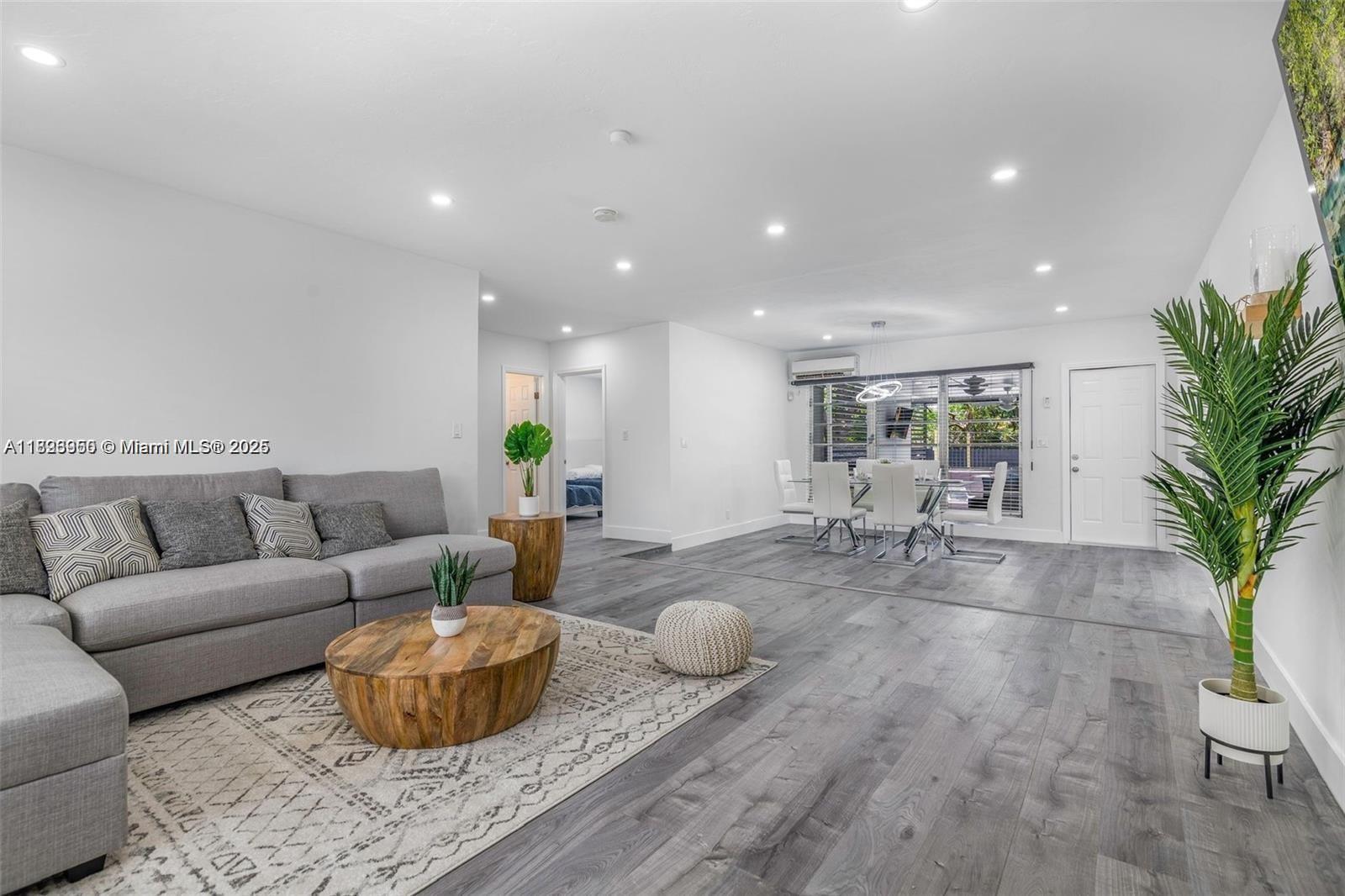 HOLLYWOOD LITTLE RANCHES - Residential