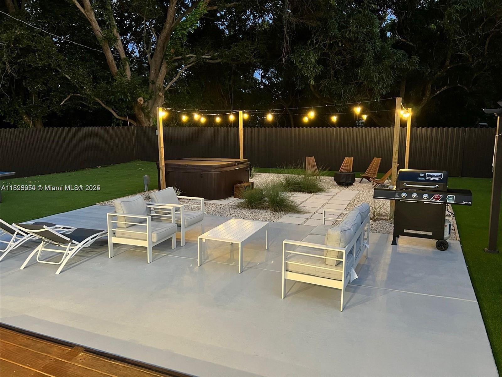 HOLLYWOOD LITTLE RANCHES - Residential