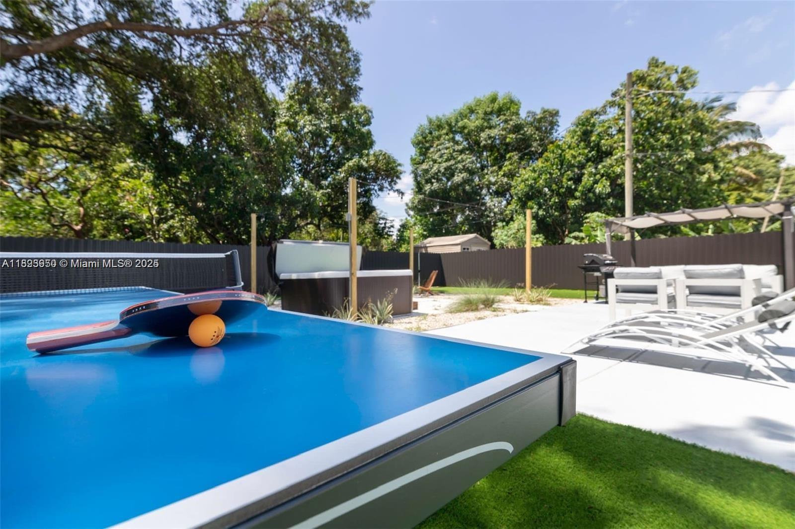 HOLLYWOOD LITTLE RANCHES - Residential