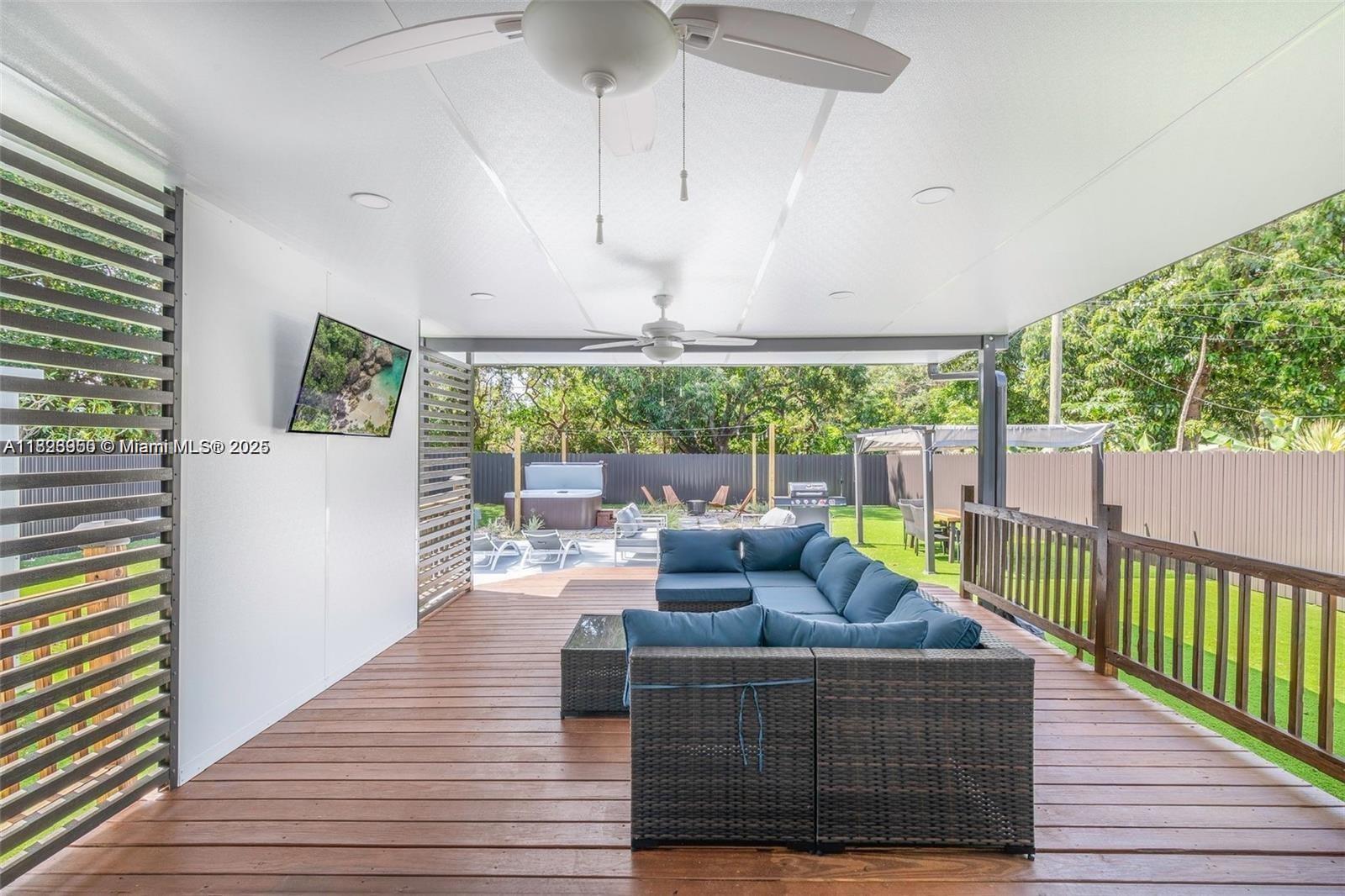 HOLLYWOOD LITTLE RANCHES - Residential