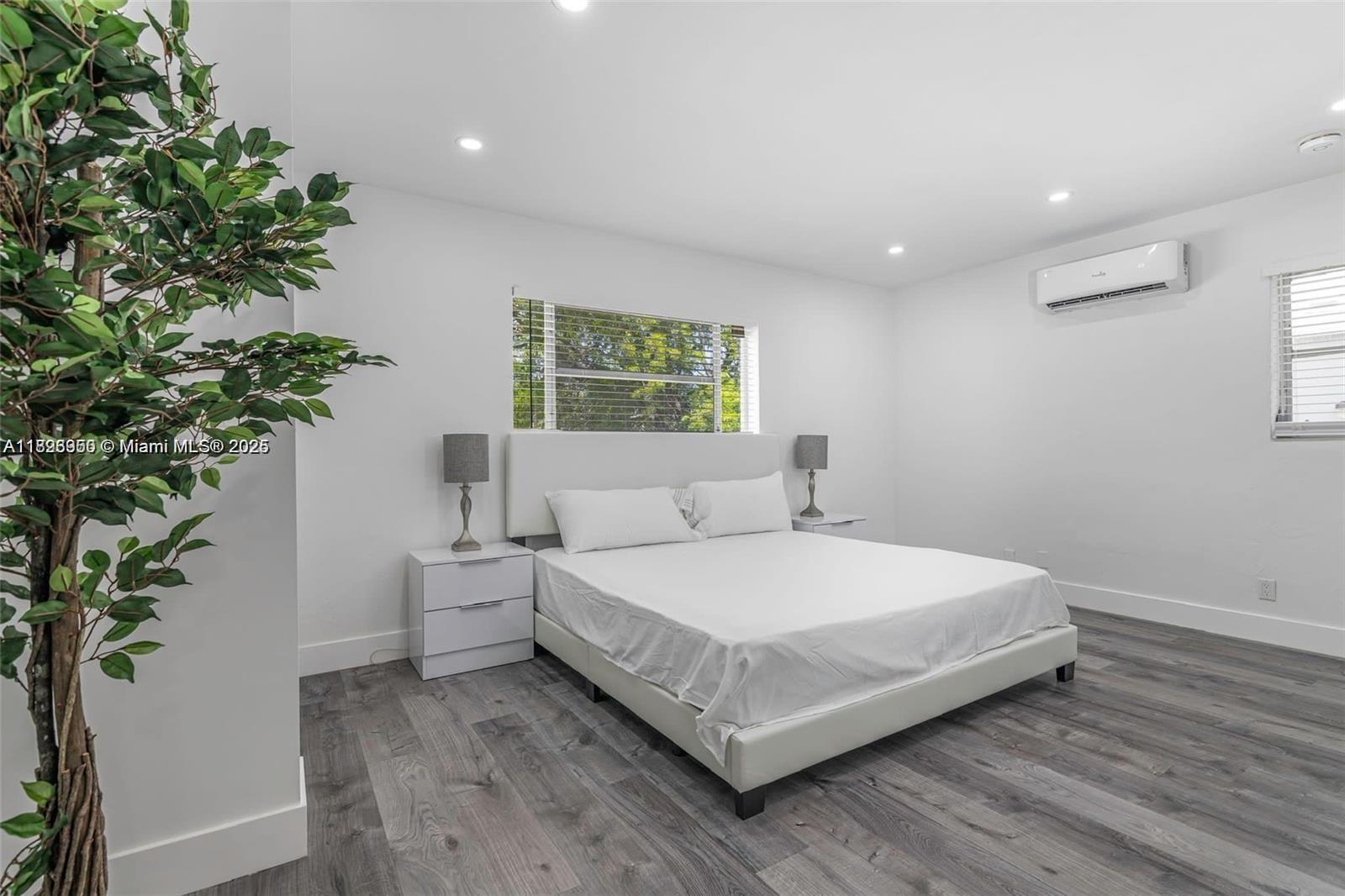 HOLLYWOOD LITTLE RANCHES - Residential