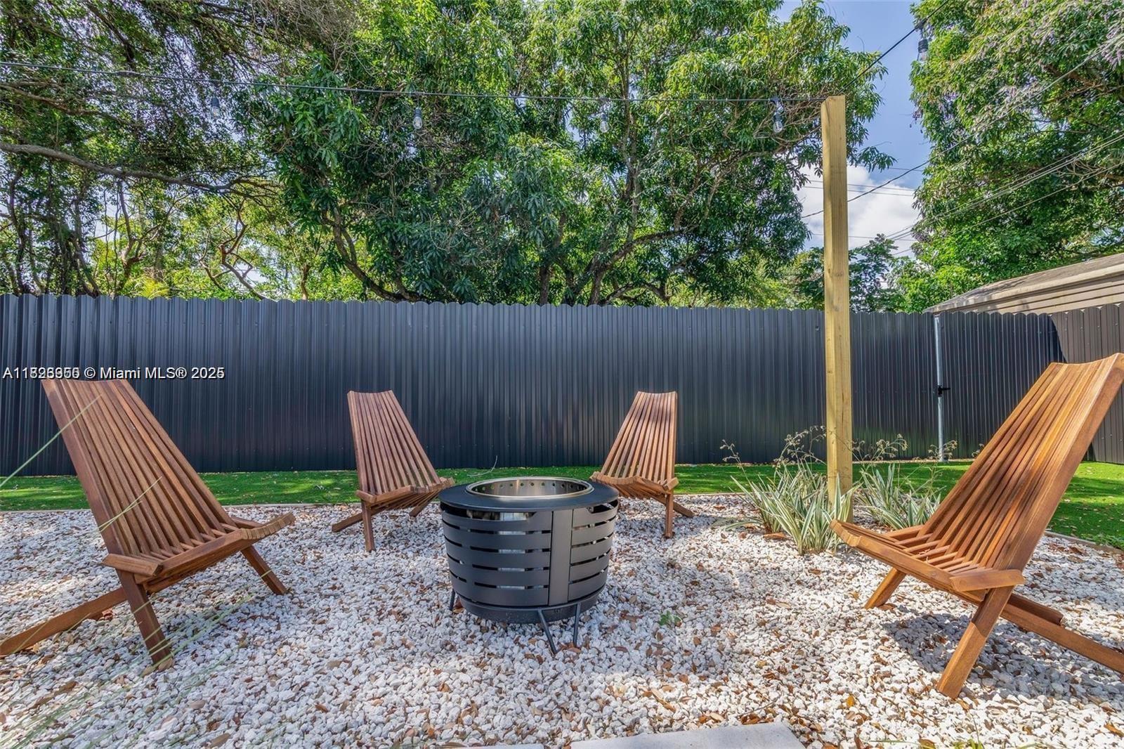 HOLLYWOOD LITTLE RANCHES - Residential