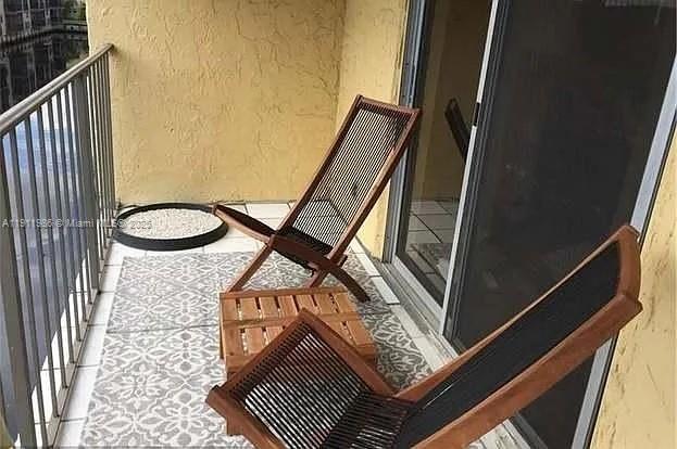 HIDDEN HARBOR CONDOMINIUM - Residential Lease