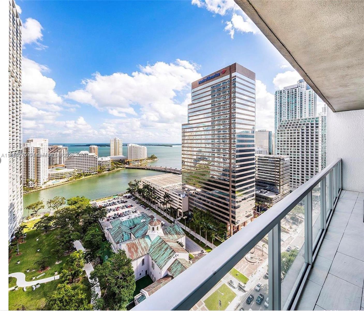 UNIQUE "00" line at 500 Brickell, featuring a more spacious 1BED + Den unit, directly facing east and with more light and open views than any other line in the building.
Great amenities and best location in Brickell. Easy to show.