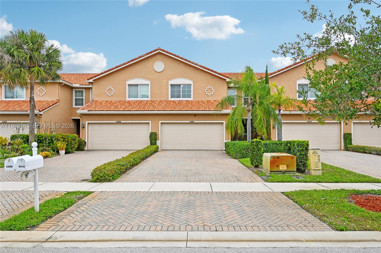 COLONY LAKE - Residential