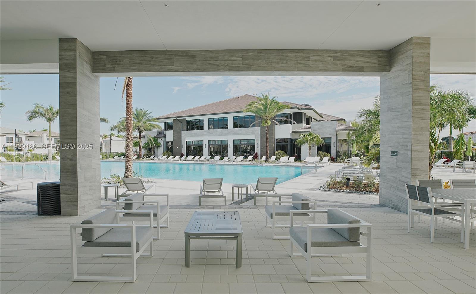 DOWNTOWN DORAL SOUTH PHAS - Residential