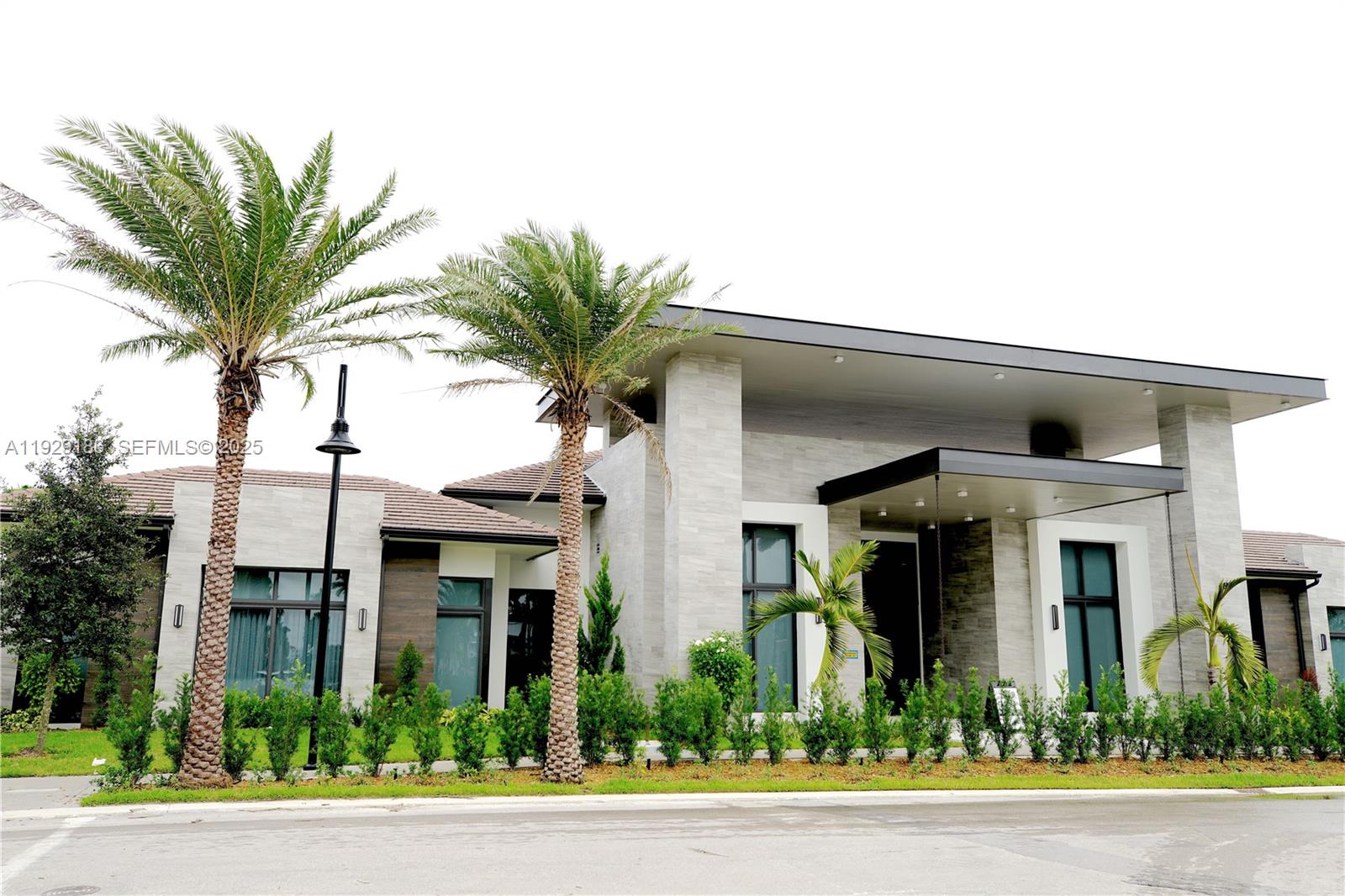 DOWNTOWN DORAL SOUTH PHAS - Residential