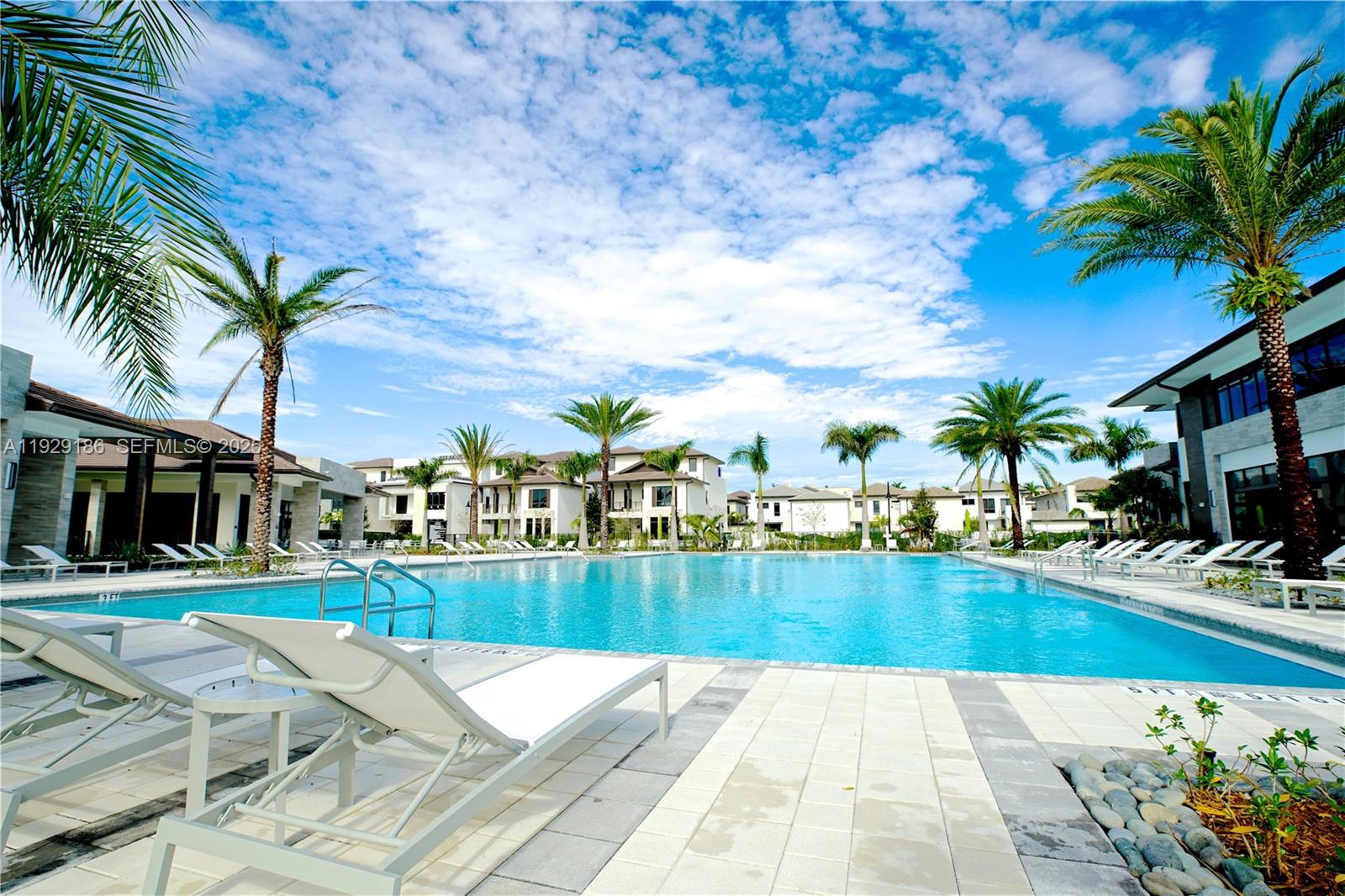 DOWNTOWN DORAL SOUTH PHAS - Residential