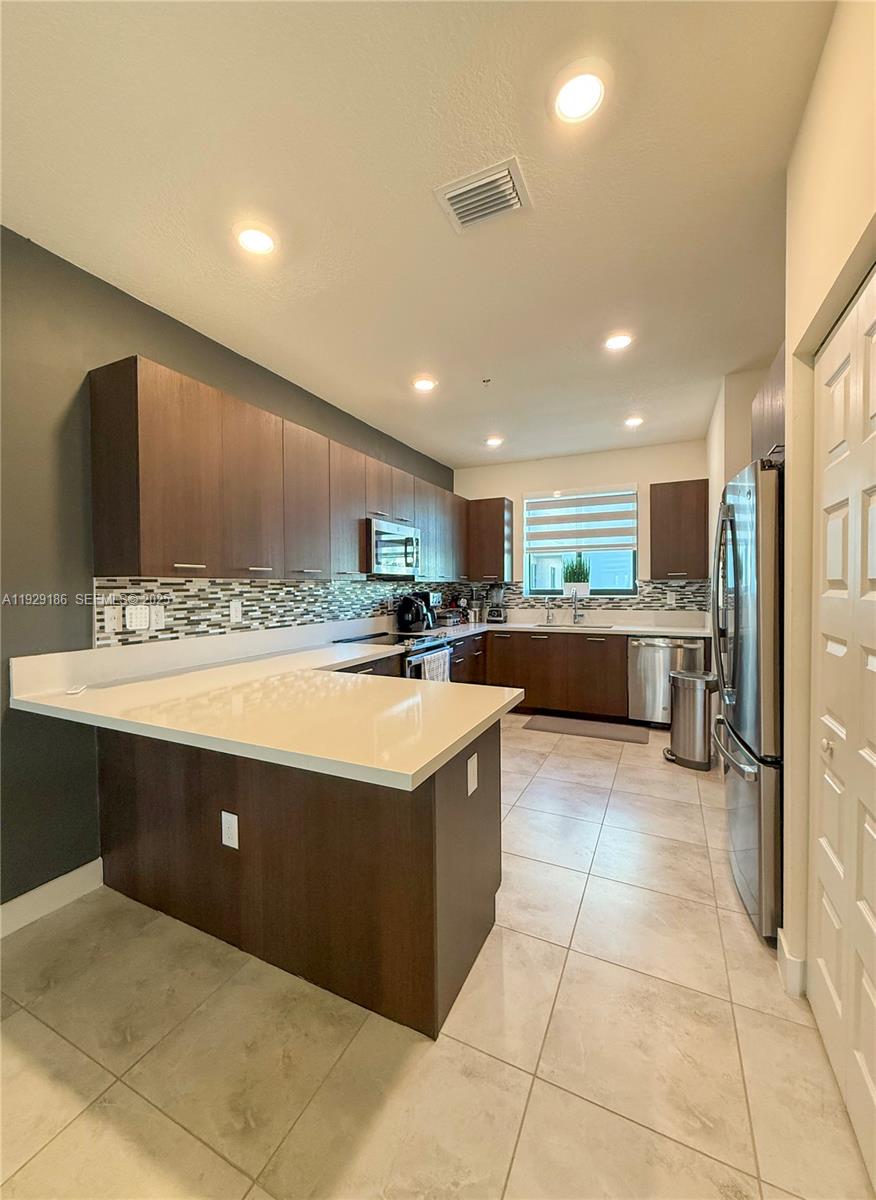 DOWNTOWN DORAL SOUTH PHAS - Residential