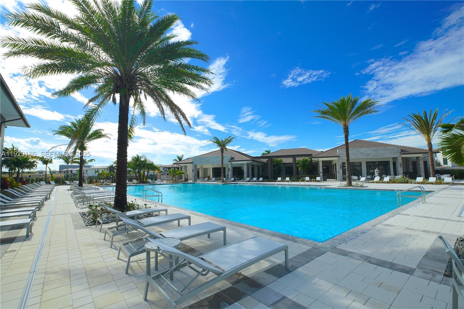 DOWNTOWN DORAL SOUTH PHAS - Residential