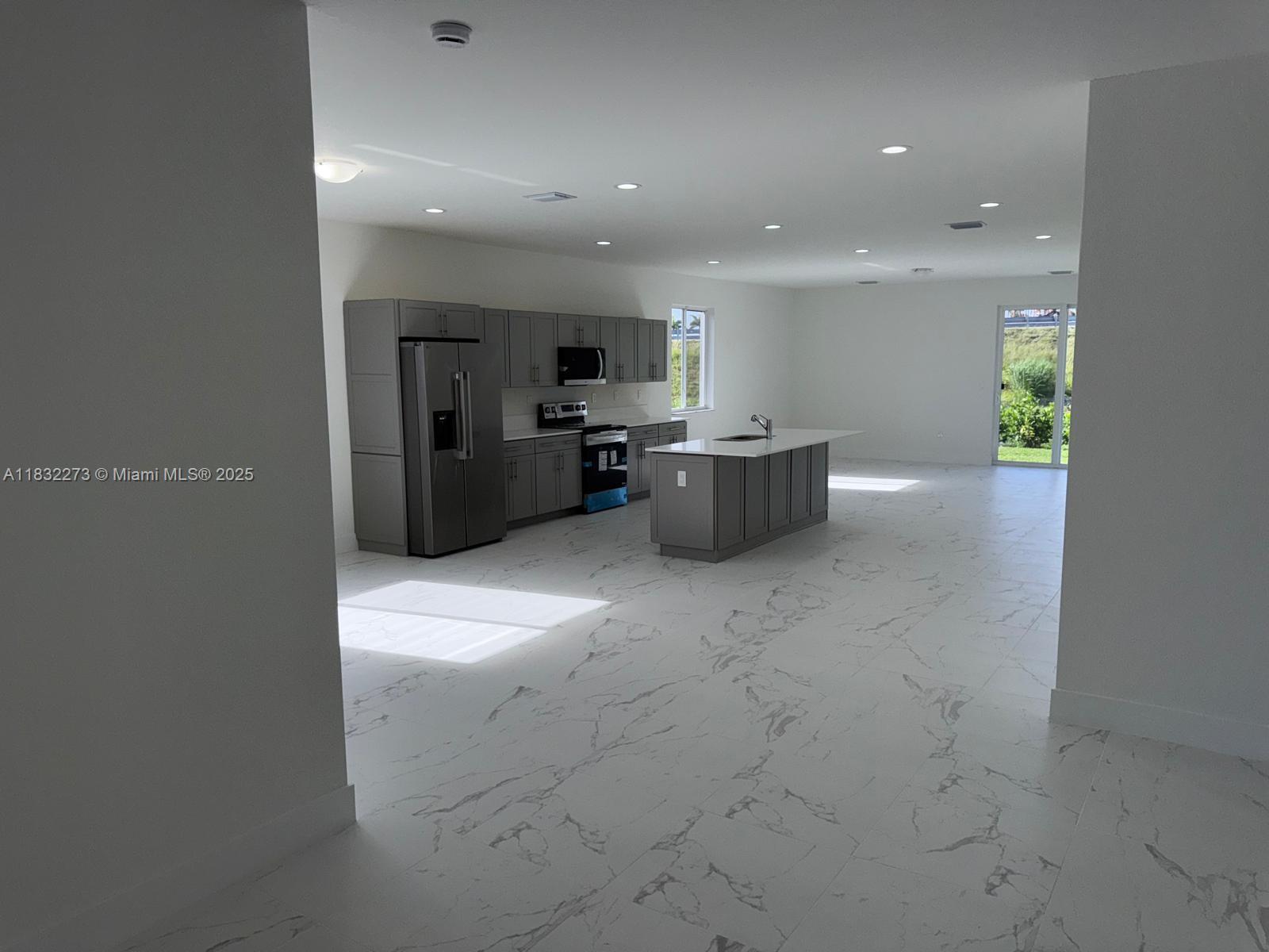 1884 NE 1st St, Homestead, FL, 33033/$659,900 3 1884 NE 1st St