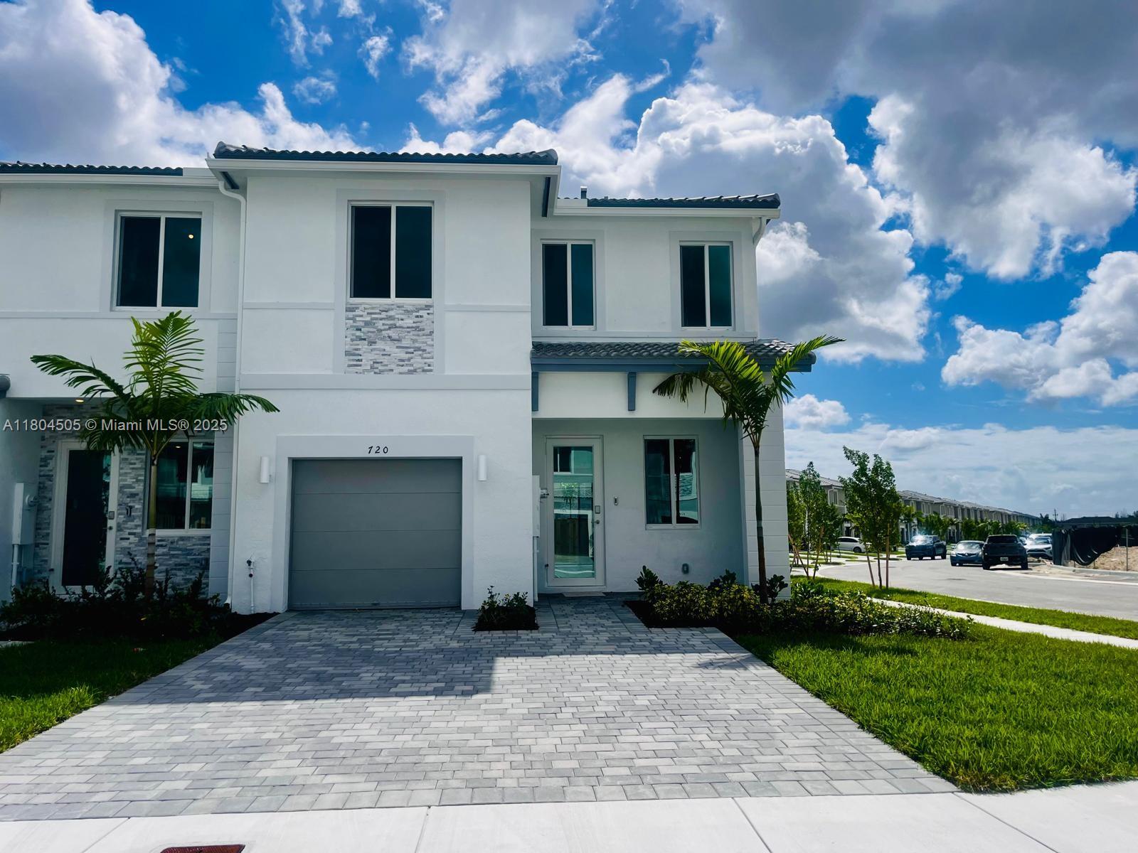 720 Se 13th St Cir, Homestead, Miami-Dade County, Florida - 3 Bedrooms  
4 Bathrooms - 