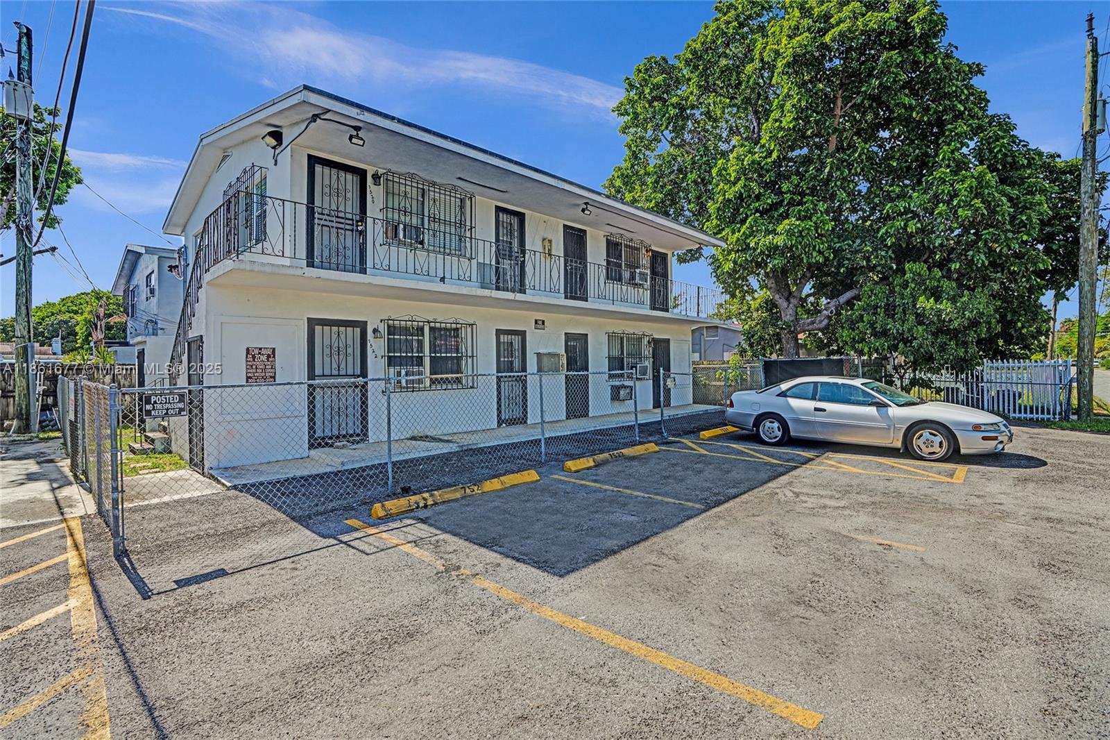 Spacious one-bedroom apartment located near restaurants, shops, I-95, and the bay. Enjoy a strategic location with easy access to everything you need in your daily life.
Only first month and one-month deposit required to move in.
Don't miss this opportunity to live close to everything!