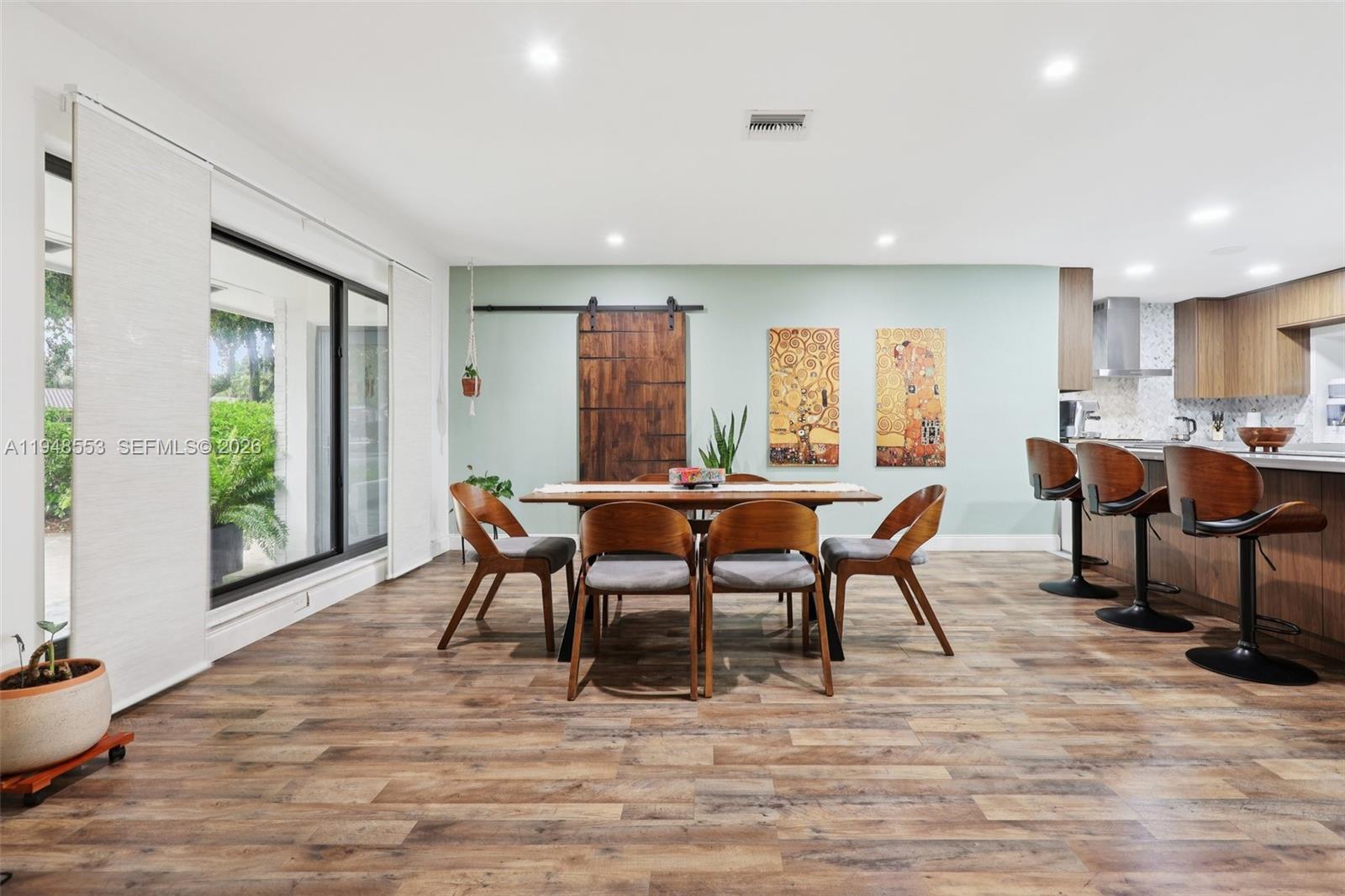 HOLLYWOOD HILLS - Residential