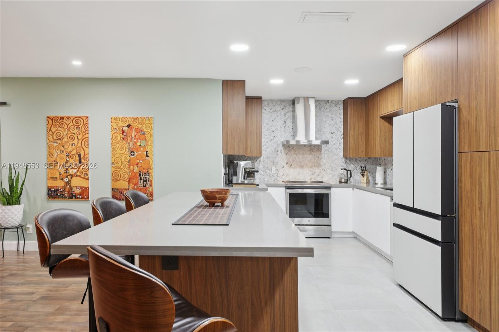 HOLLYWOOD HILLS - Residential