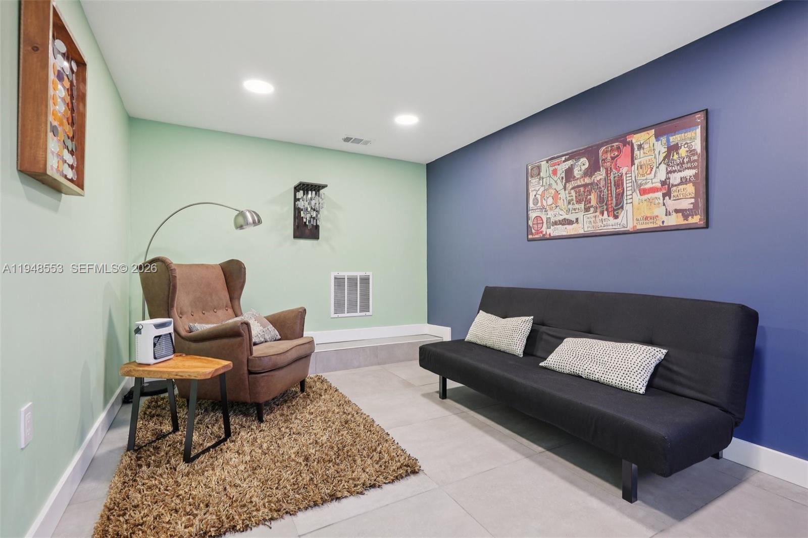 HOLLYWOOD HILLS - Residential