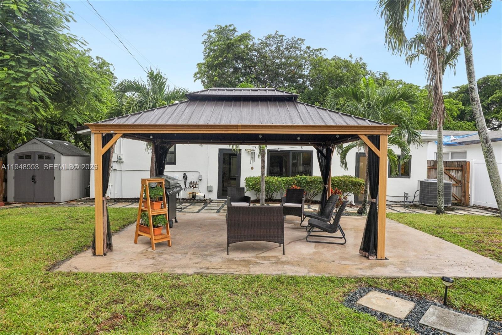 HOLLYWOOD HILLS - Residential