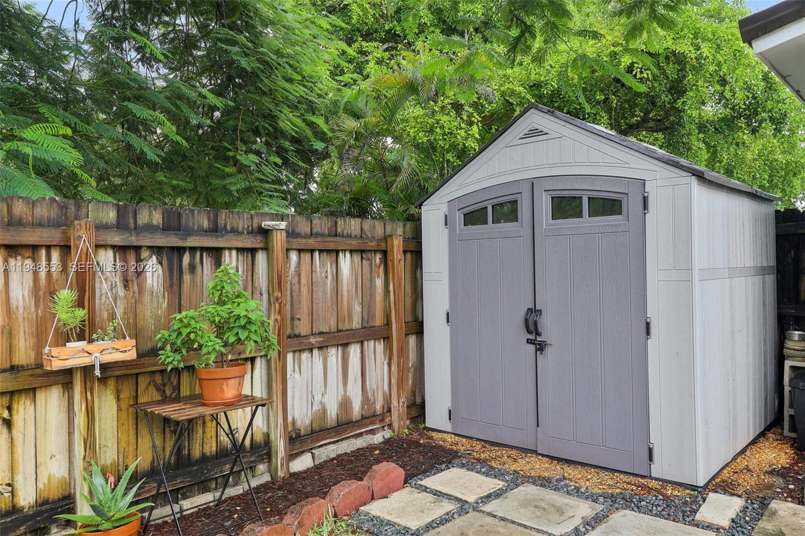 HOLLYWOOD HILLS - Residential