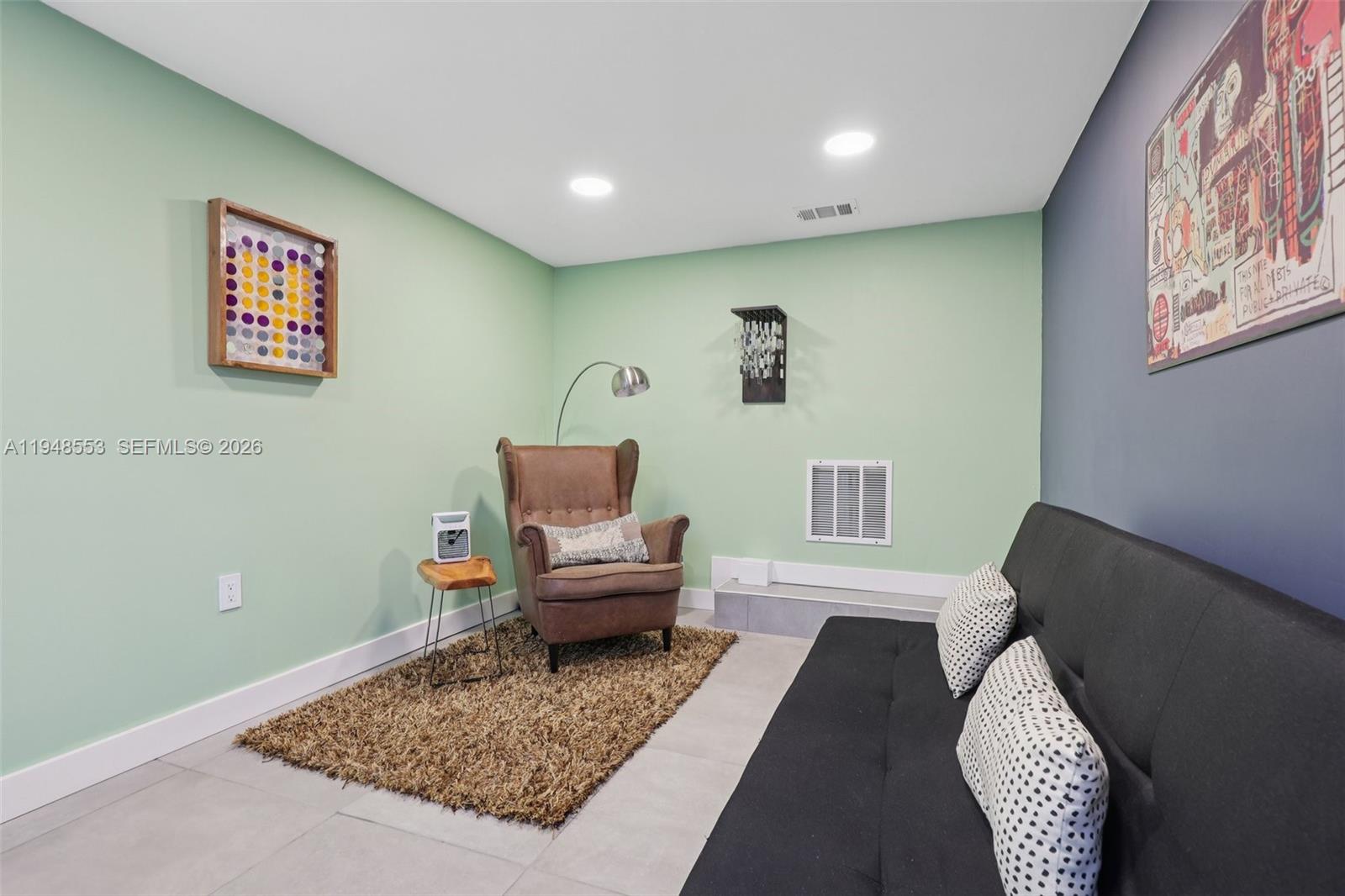 HOLLYWOOD HILLS - Residential