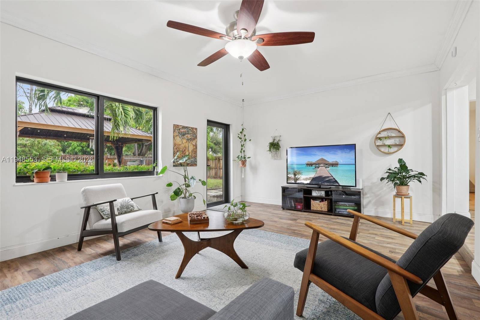 HOLLYWOOD HILLS - Residential