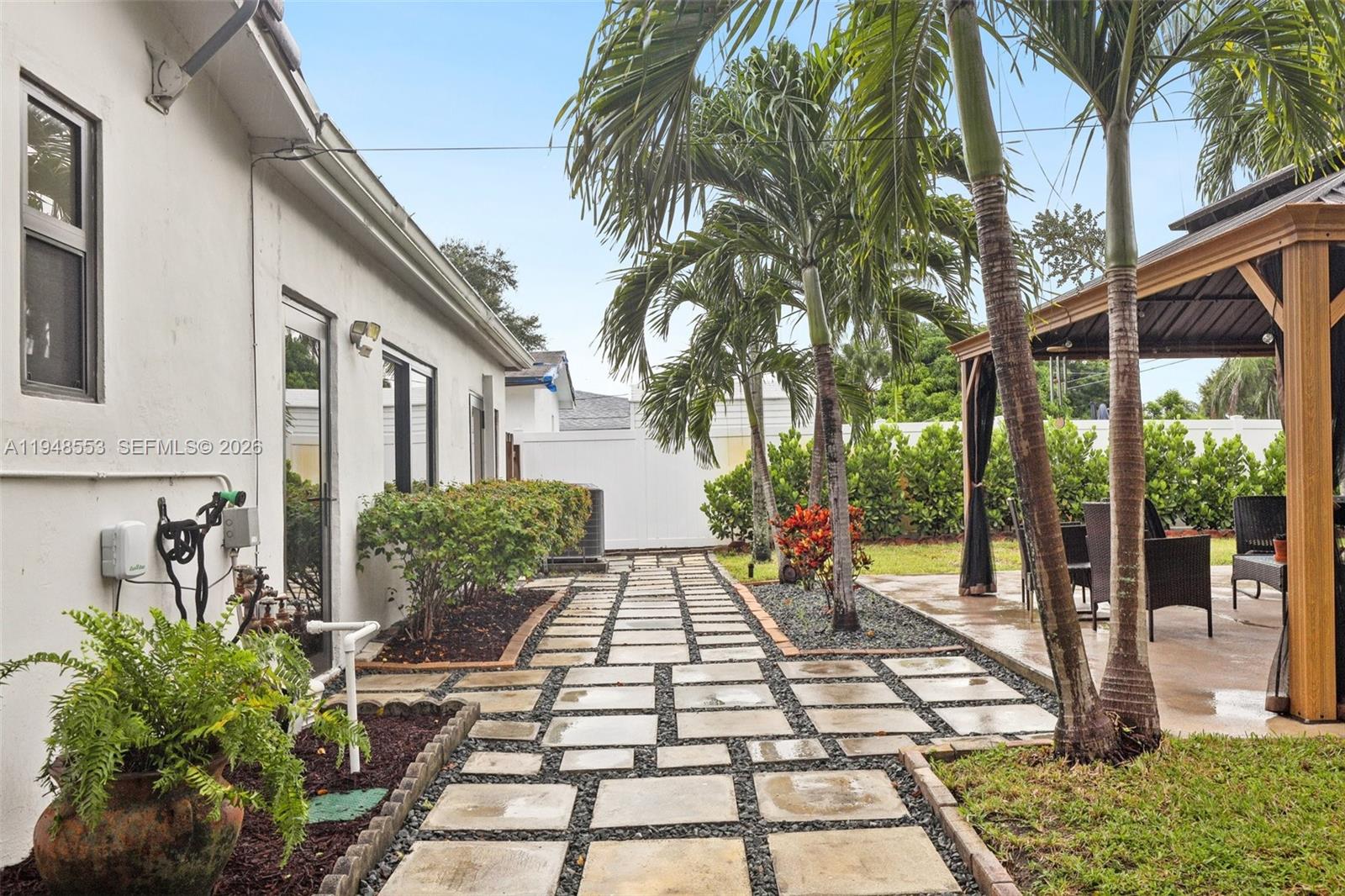 HOLLYWOOD HILLS - Residential