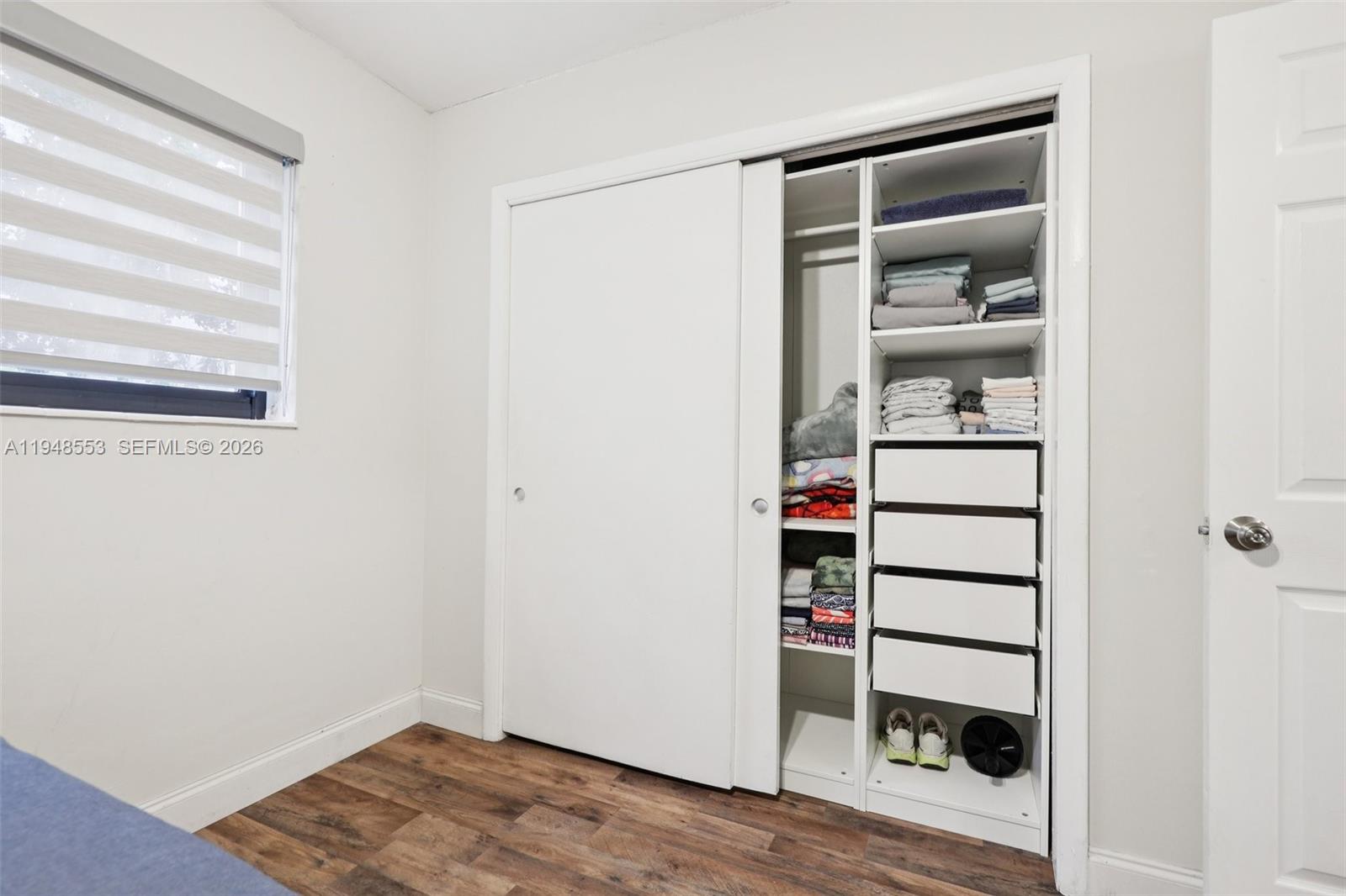 HOLLYWOOD HILLS - Residential