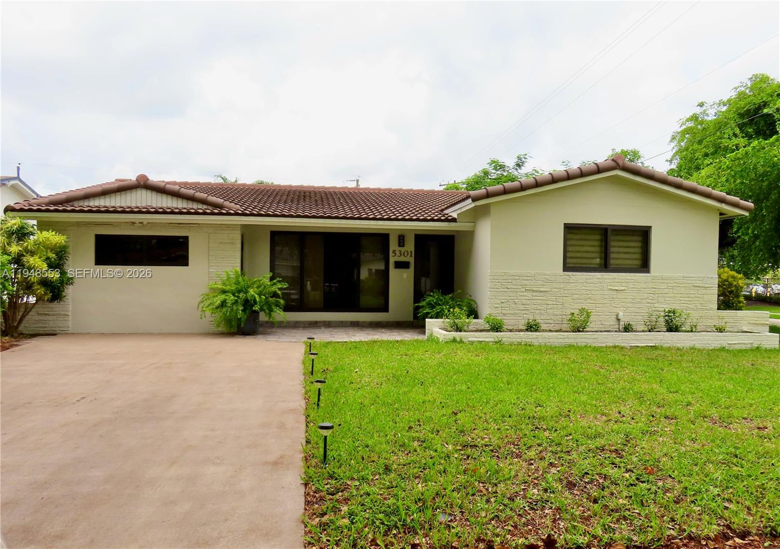 HOLLYWOOD HILLS - Residential