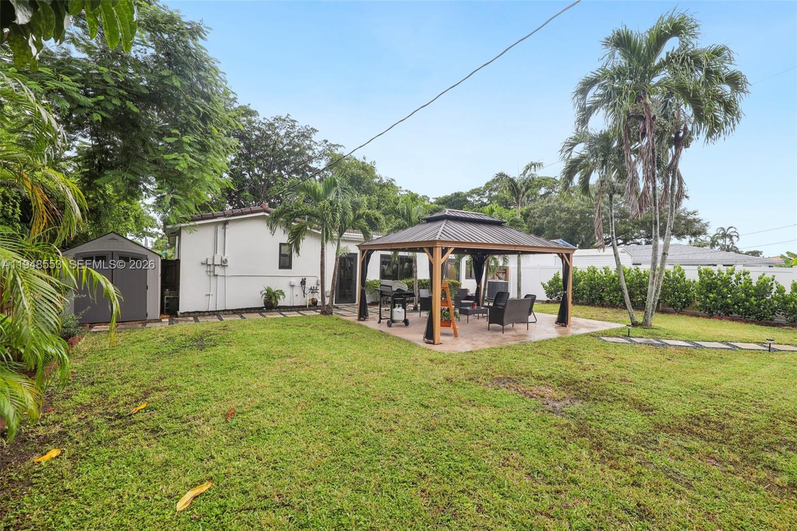 HOLLYWOOD HILLS - Residential