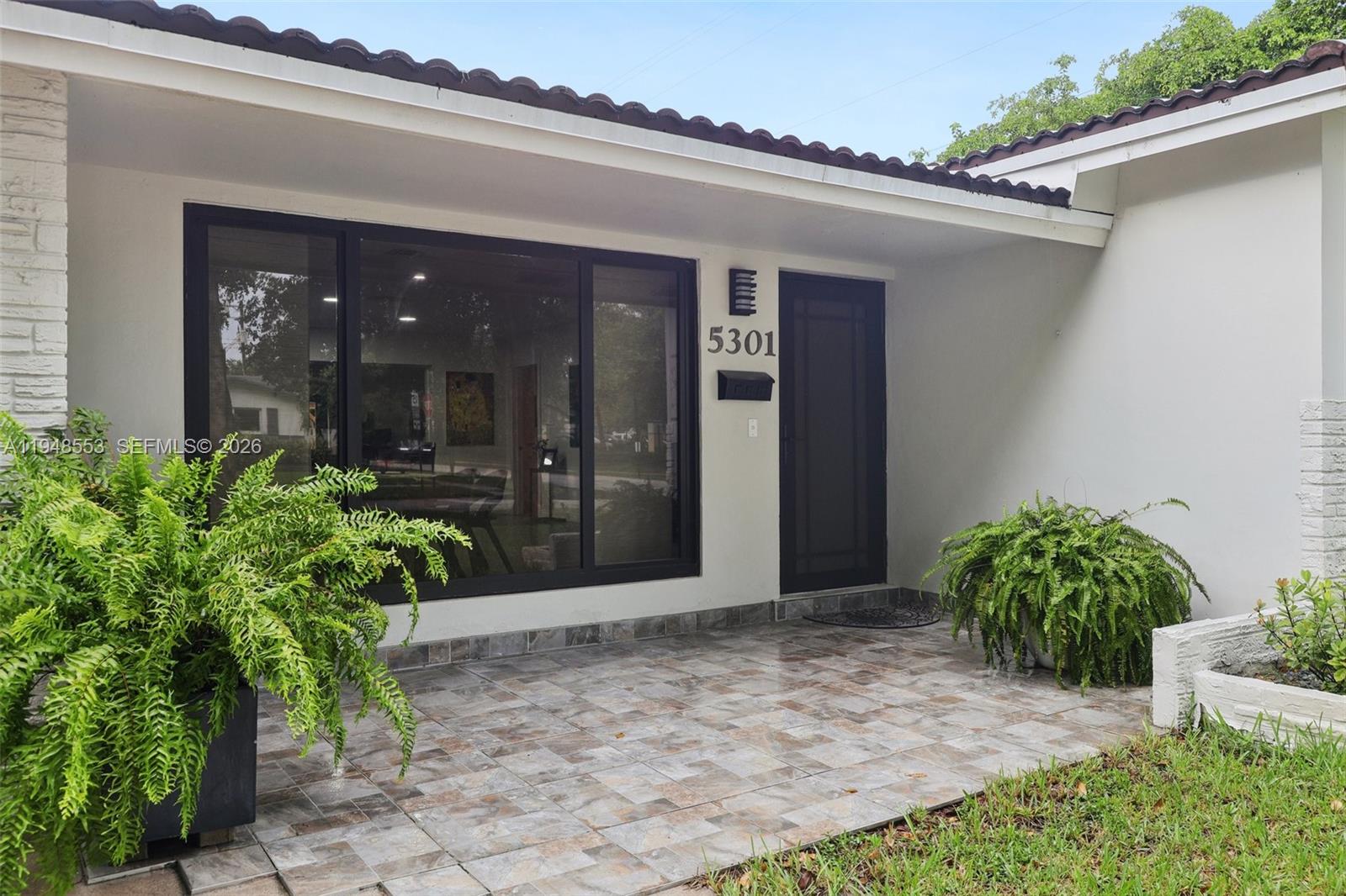 HOLLYWOOD HILLS - Residential