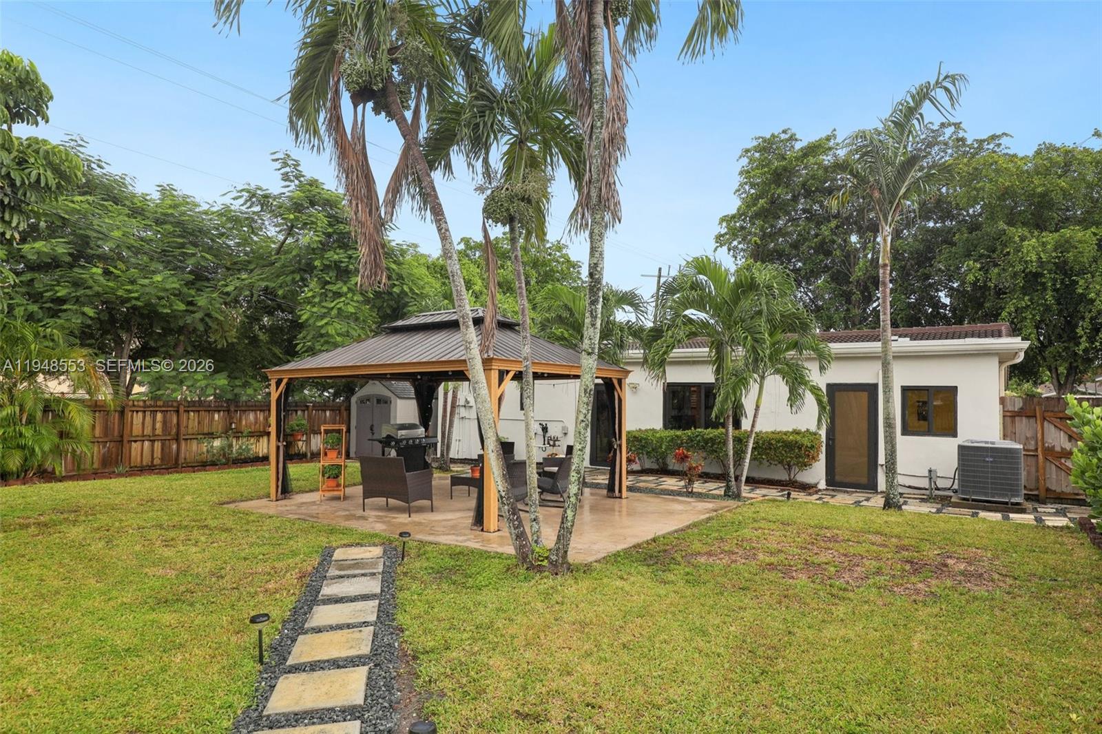 HOLLYWOOD HILLS - Residential