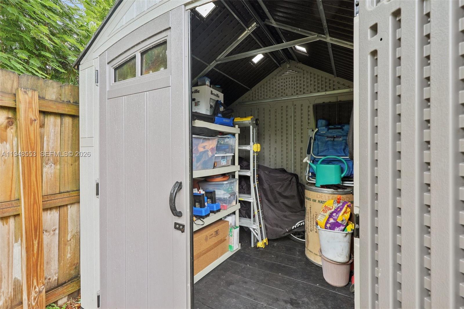 HOLLYWOOD HILLS - Residential