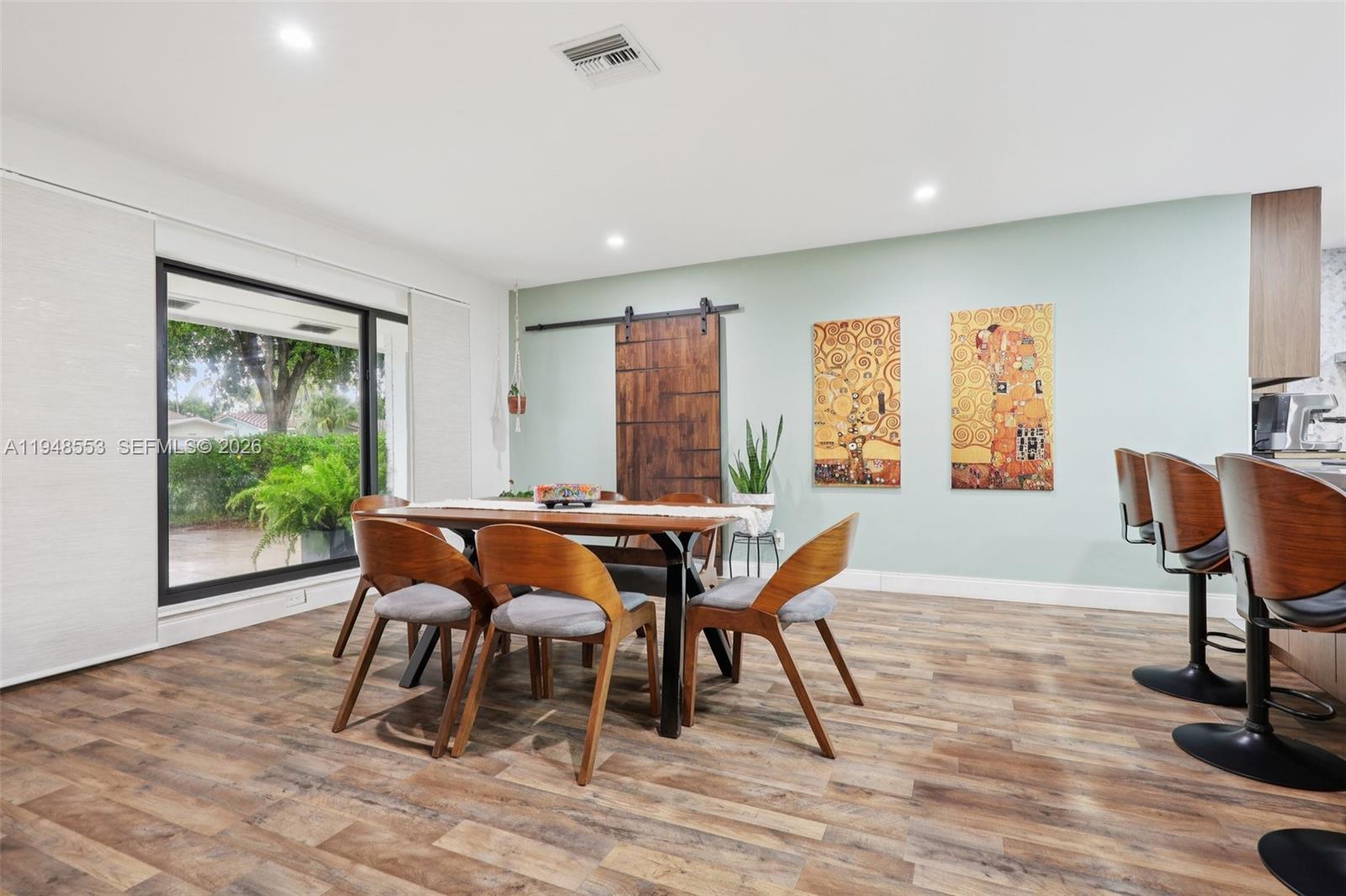 HOLLYWOOD HILLS - Residential