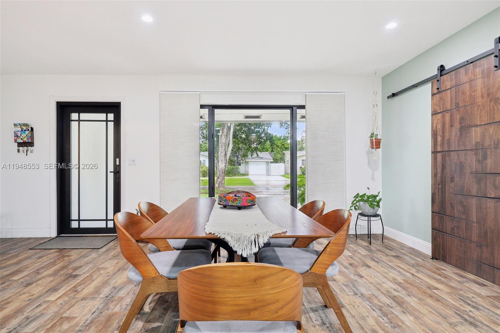 HOLLYWOOD HILLS - Residential